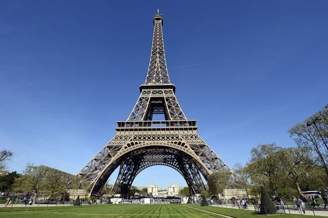 Pháp sơ tán khu vực xung quanh tháp Eiffel sau cảnh báo đánh bom