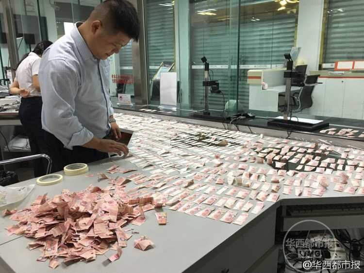 Nhân viên ngân hàng phải làm thêm nhiều giờ để 'lắp ráp' những mảnh tiền lại.