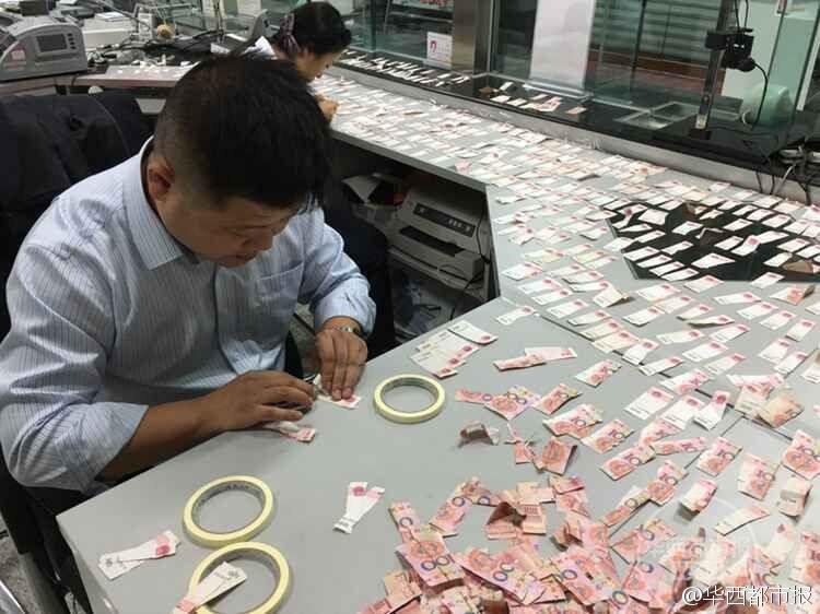 Nhân viên ngân hàng đang ghép các mảnh tiền