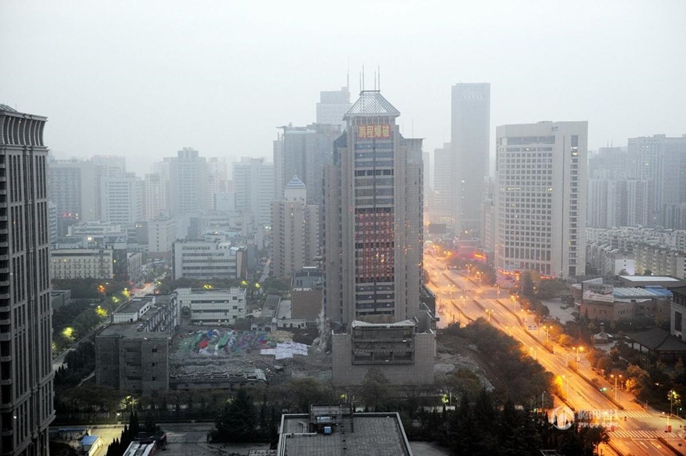 Khoảng 7 giờ sáng ngày 15-11, một tòa nhà cao 118m ở Tây An, tỉnh Thiểm Tây, Trung Quốc đã được đánh sập thành công bằng phương pháp nổ mìn. Hình ảnh tòa nhà trước khi bị đánh sập