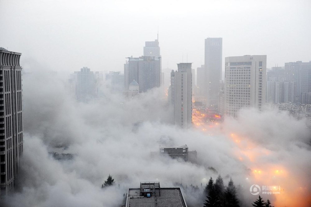 Sau khi tòa nhà bị đánh sập, khói bụi tung cao hơn 200m