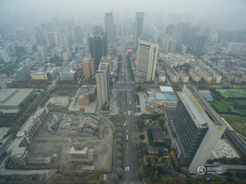 Người dân sống quanh khu vực này được khuyến cáo không nên mở cửa sổ vì khói bụi