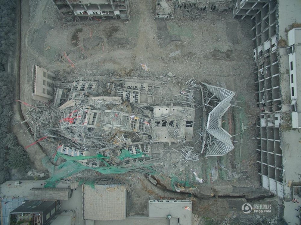 Quang cảnh tòa nhà sau khi bị đánh sập