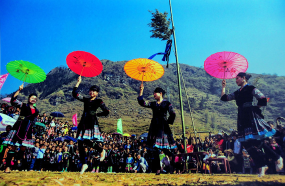 “Tưng bừng lễ hội Gầu Tào”, Sa Pa, tỉnh Lao Cai (2015), tác giả Phạm Bằng.