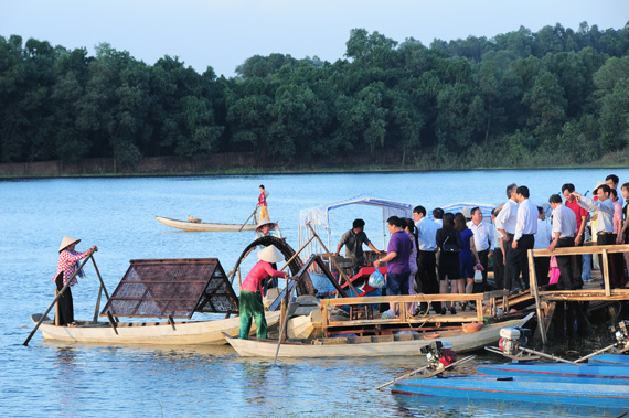 Từ sáng sớm, thuyền ghe luôn sẵn sàng đưa đón khách khi đến với chợ nổi tại hồ Đồng Mô.