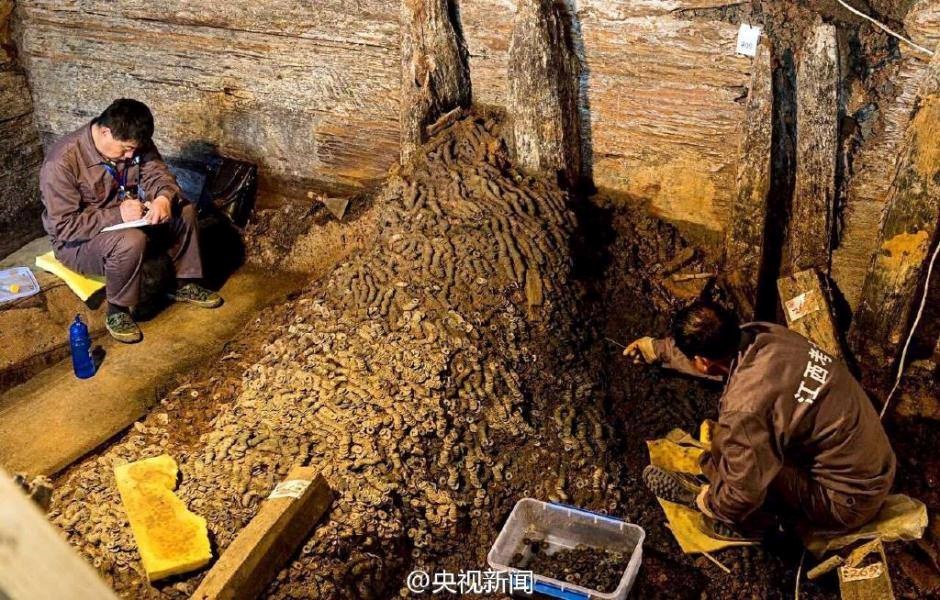Trung Quốc vừa phát hiện gần 2 triệu đồng tiền cổ từ thời Hán ở khu vực lăng mộ Haihunhon, có niên đại hơn 2.000 năm ở tỉnh Giang Tây. (Nguồn: CCTVNews)