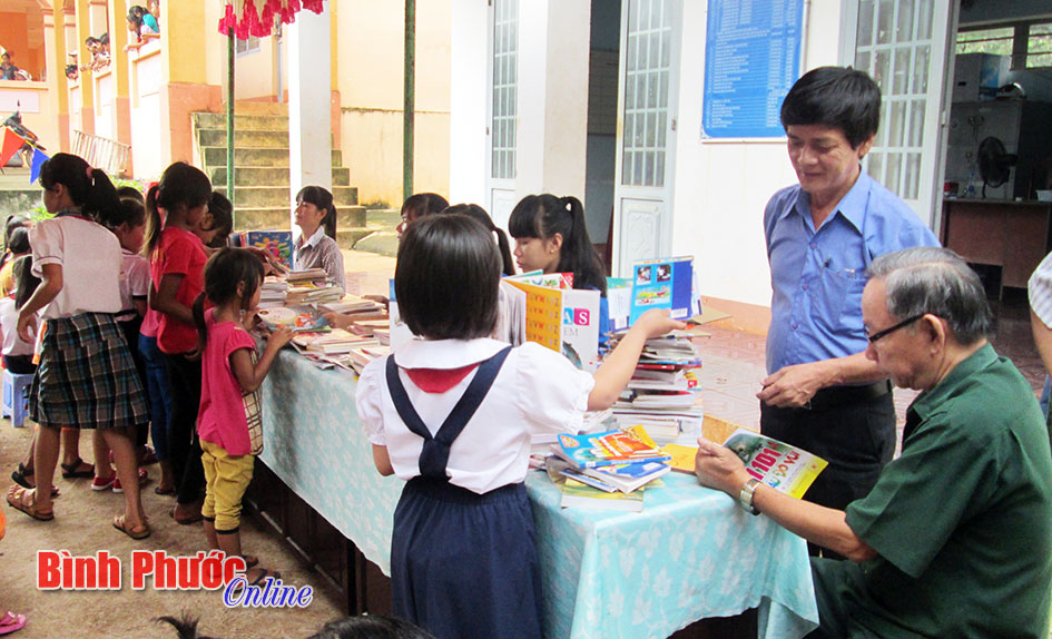 3. Tinh thần ham đọc sách được khơi dậy ở mọi lứa tuổi, tầng lớp nhân dân trong “Ngày hội đọc sách” tại thị xã Bình Long.