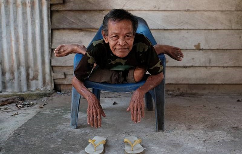 Hành động uốn dẻo đã trở thành một công việc thường ngày của người đàn ông Indonesia 68 tuổi này. (Nguồn: CCTVNews)