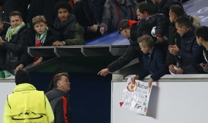CĐV phản ứng HLV Van Gaal sau trận Manchester United gặp Wolfsburg. Ảnh: Reuters