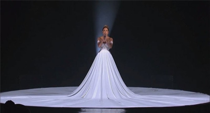 Thoạt đầu, Jennifer Lopez xuất hiện trong bóng tối với bộ váy tưởng chừng như bình thường như những thiết kế khác 
