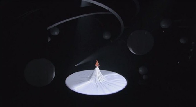 Chiếc váy trắng của Jennifer Lopez rộng tới 6,09m và gần như bao trùm toàn bộ sân khấu