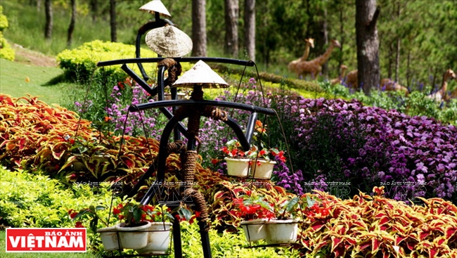 T&aacute;i hiện h&igrave;nh ảnh g&aacute;nh h&agrave;ng hoa của người d&acirc;n xứ ng&agrave;n hoa Đ&agrave; Lạt.