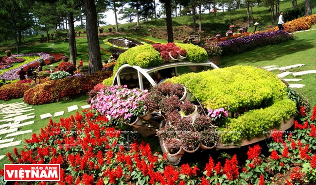 Một chiếc xe sắp đặt được kết bởi nhiều lo&agrave;i hoa của Đ&agrave; Lạt.