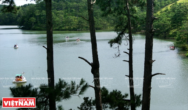 Hồ Đa Thiện trong vắt, một trong những điểm nhấn của Thung lũng T&igrave;nh y&ecirc;u.