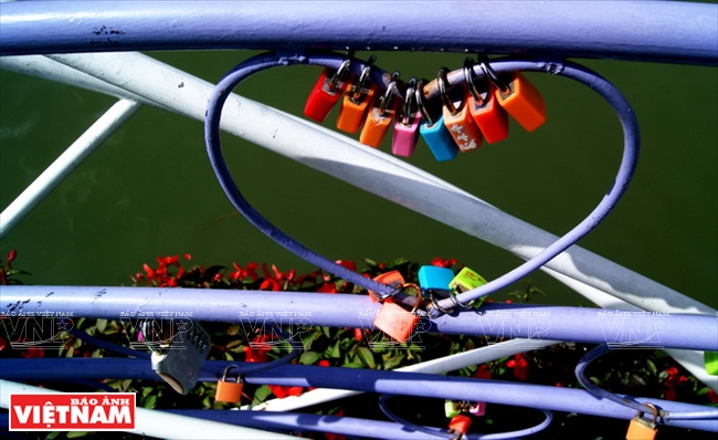 Ổ kh&oacute;a t&igrave;nh y&ecirc;u của c&aacute;c cặp t&igrave;nh nh&acirc;n lưu lại tr&ecirc;n Cầu kh&oacute;a t&igrave;nh y&ecirc;u.