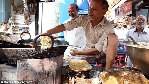Ông Ram cho biết một ngày vô tình chạm tay vào chào dầu ăn đang sôi và thấy không bị bỏng nên ông đã không sử dụng các dụng cụ nhà bếp, thay vào đó chỉ là đôi tay trần. (Nguồn: CCTVNews)