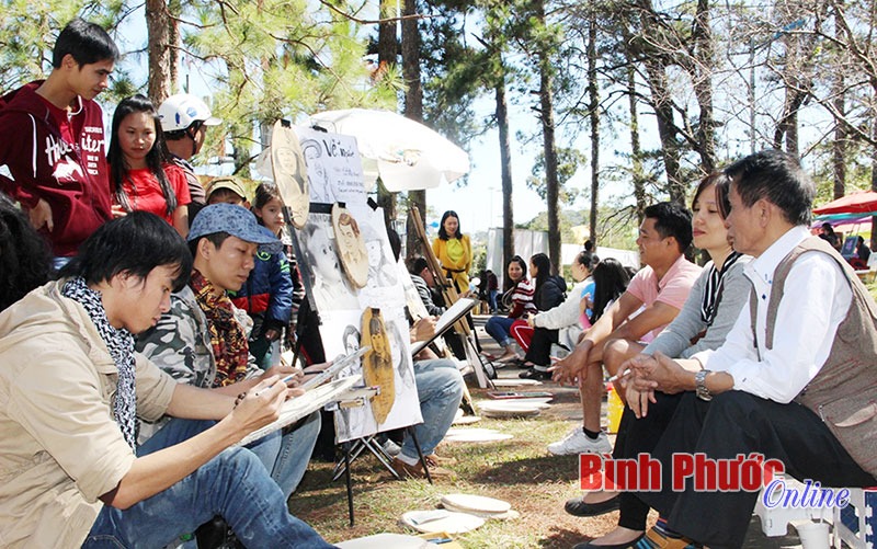 Dòng người ngồi vẽ truyền thần tại festival