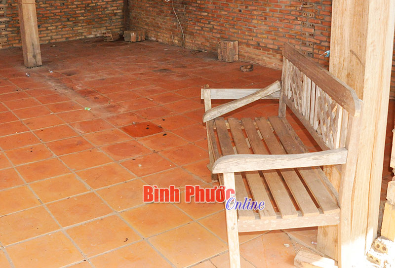 Vật dụng trong nhà di tích chỉ có duy nhất chiếc ghế gỗ đã cũ