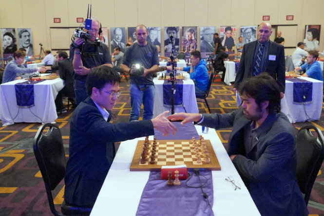 
			Quang Liêm (trái) thất bại trước Hikaru Nakamura ở chung kết giải Triệu Phú. Ảnh Twitter
			
