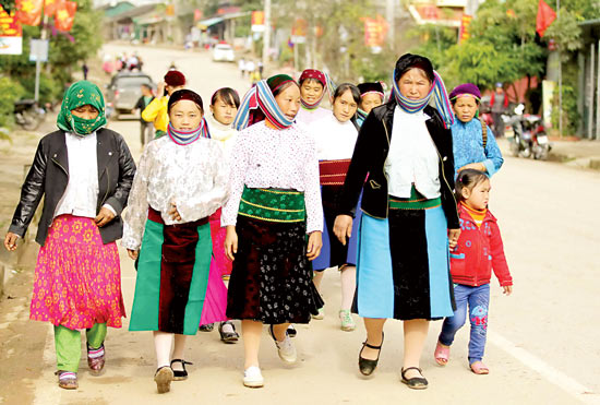 Cả gia đình đi chơi hội