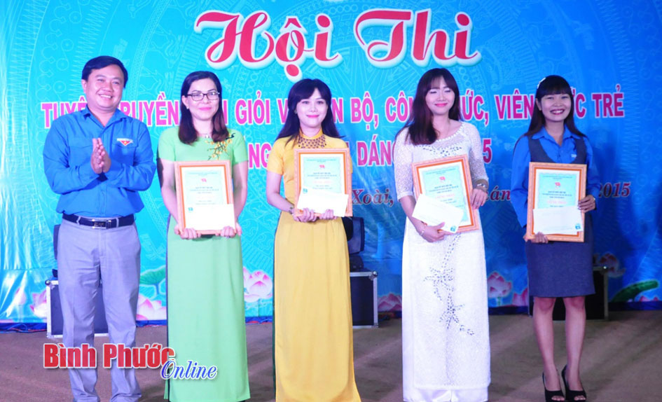 Anh Nguyễn Công Đồng, Bí thư đoàn khối cơ quan dân chính đảng trao giải cho 4 tuyên truyền viên xuất sắc tại hội thi