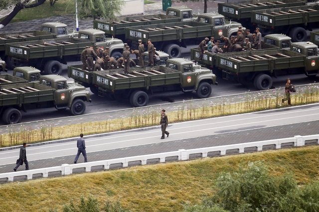 Xe quân sự và binh sĩ Triều Tiên trước giờ diễu binh. Ảnh: Reuters.