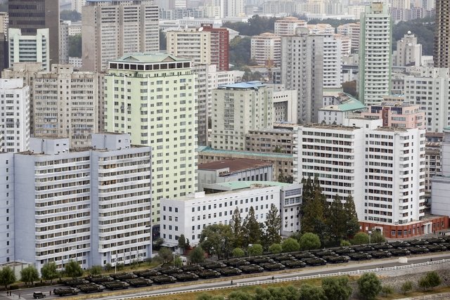 Xe quân sự xếp hàng chờ diễu binh nhìn từ trên cao. Ảnh: Reuters.