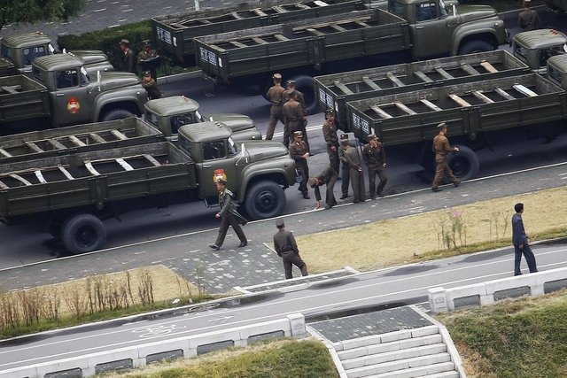 Binh sĩ Triều Tiên tham gia diễu binh. Ảnh: Reuters.