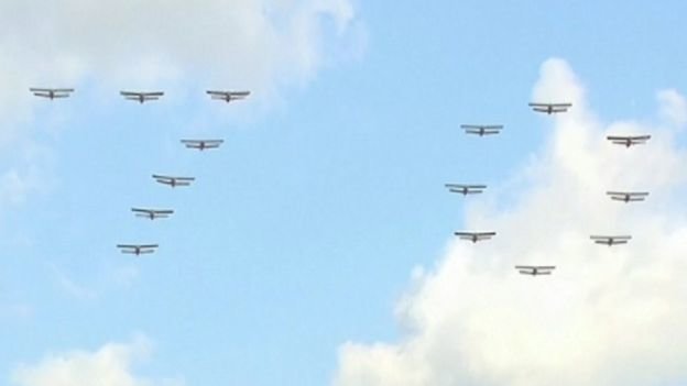 Máy bay xếp hình số 70 mừng 70 năm thành lập đảng - Ảnh: Reuters