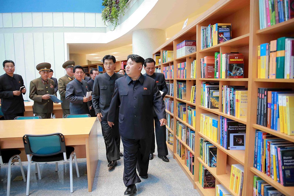 Nhà lãnh đạo Kim Jong Un thăm thư viện bên trong tòa nhà. (Nguồn: Reuters)