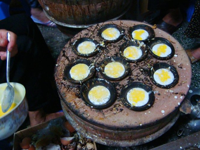 Trứng được đổ trên mặt bánh, tạo thành nhân bánh - Ảnh: Huyền Trần