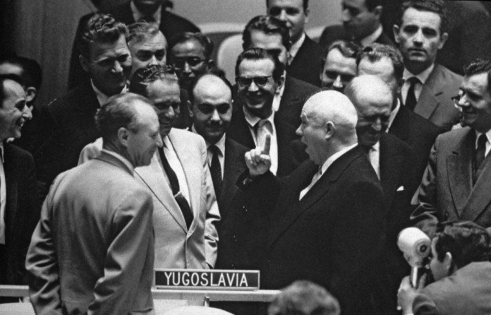 Bí thư thứ nhất BCH Trung ương ĐCS Liên Xô Nikita Khrushchev (người chỉ tay) đã trở thành một nhân vật không thể nào quên trong lịch sử LHQ. Trong thời gian ở New York, ông Khrushchev luôn được các chính trị gia khác và giới phóng viên săn đón. Ông thường bị đám đông vây quanh, đến nỗi có một lần trên đường đi họp, ông bị người ta giẫm rơi mất một chiếc giày.