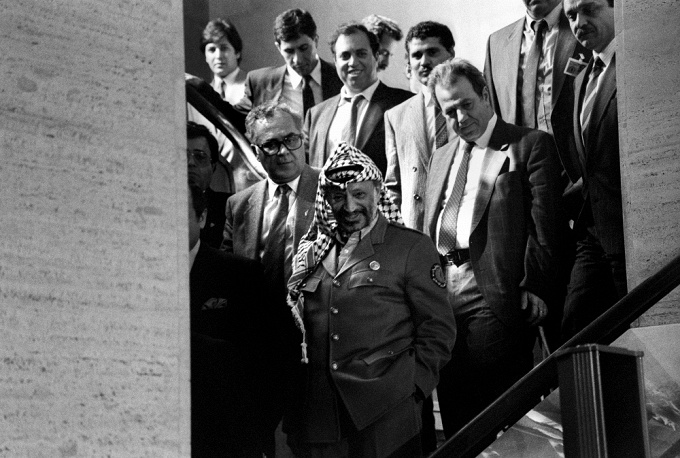 Ngày 13-11-1974, nhà lãnh đạo Palestine Yasser Arafat lần đầu tham dự cuộc họp của ĐHĐ LHQ. Ông đã ám chỉ với phái đoàn Israel rằng: “Hôm nay tôi tới đây, một bàn tay cầm cành ô liu và bàn tay kia cầm khẩu súng của người chiến binh tự do. Đừng để cành ô liu rơi khỏi tay tôi”.