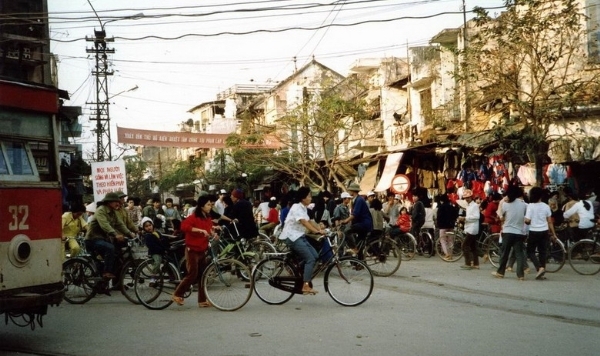 Khu phố Hàng Ngang, Hàng Đào tại Hà Nội những ngày gần Tết thời kì bao cấp luôn tấp nập, nhộn nhịp người qua người lại đi sắm Tết.