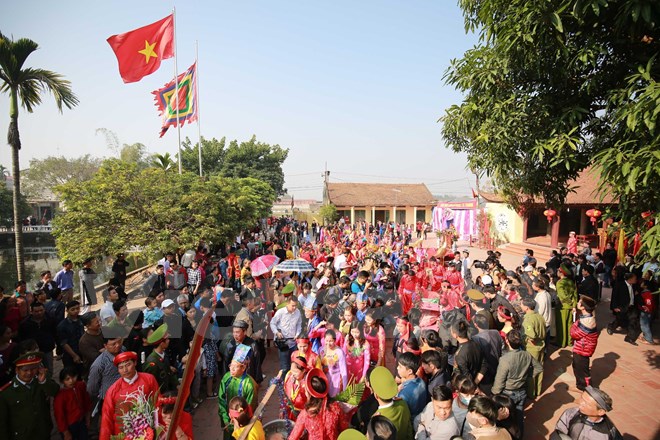 Đến 11 giờ trưa, sau được rước v&ograve;ng quanh l&agrave;ng v&agrave; kết th&uacute;c phần l&agrave;m lễ, 2 &lsquo;cụ ỉn&rsquo; được đưa v&agrave;o khu vực l&agrave;m cỗ ngọc tế Th&aacute;nh để thực hiện nghi thức. (Ảnh: Minh Sơn/Vietnam+)