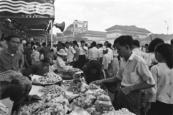 Và những khi chợ tết Sài Gòn cũng không kém phần đông vui của không khí Tết xưa.
