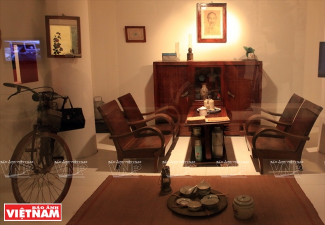 M&ocirc; h&igrave;nh căn ph&ograve;ng được b&agrave;i tr&iacute; bởi b&agrave;n tay của người phụ nữ thời bao cấp.