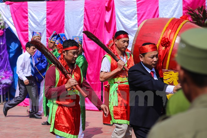  Nhiều người d&acirc;n tại N&eacute;m Thượng đ&atilde; tỏ ra thất vọng, tiếc nuối khi kh&ocirc;ng được xem cảnh ch&eacute;m lợn h&agrave;ng năm. &lsquo;T&ocirc;i sợ rằng sang năm sẽ kh&ocirc;ng c&ograve;n nhiều người đến tham dự lễ hội,&rsquo; một người d&acirc;n tại đ&acirc;y cho biết. (Ảnh: Minh Sơn/Vietnam+)