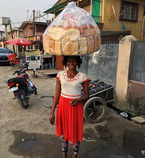 Olajumoke Orisaguna là một bà mẹ 2 con, 27 tuổi, bán bánh mì nuôi gia đình.