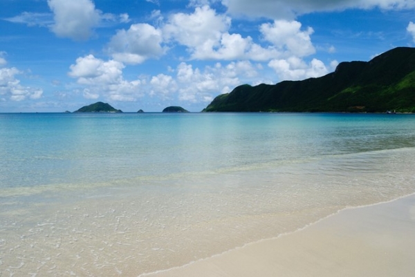 Côn Đảo: Hòn đảo được Travel And Leisure bình chọn một trong 20 hòn đảo chứa đựng nhiều điều bí ẩn nhất thế giới. Vào tháng 3, hòn đảo tuyệt đẹp với biển lặng, nắng vàng. Ảnh: Condaotourism.