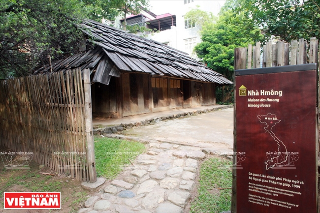 Nhà người Mông được tái hiện tại khuôn viên Bảo tàng.