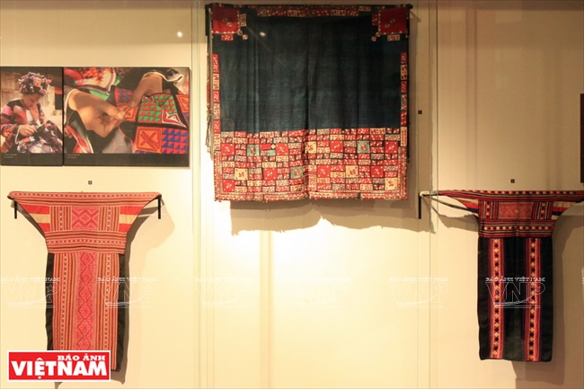 G&oacute;c trưng b&agrave;y khăn v&agrave; tạp dề của người d&acirc;n tộc với c&aacute;c hoa văn độc đ&aacute;o.