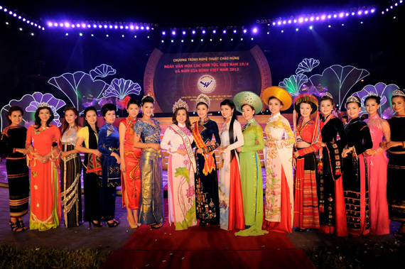 Áo dài vẫn được xem là trang phục truyền thống của phụ nữ Việt Nam, được sử dụng trong  cả dịp lễ lẫn đời sống thường nhật. Với ưu điểm kín đáo, thướt tha, dịu dàng, tà áo dài truyền thống  góp phần cho bức tranh văn hóa cộng đồng các dân tộc Việt Nam thêm rực rỡ sắc màu.