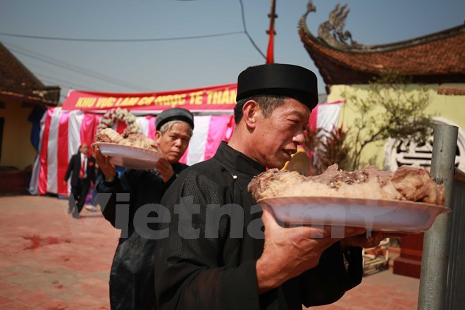 Chưa đầy 15 ph&uacute;t, m&acirc;m cỗ thịt &lsquo;cụ ỉn&rsquo; được nấu ch&iacute;n v&agrave; d&acirc;ng l&ecirc;n thắp hương trong đ&igrave;nh l&agrave;ng. (Ảnh: Minh Sơn/Vietnam+)