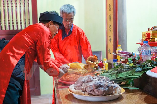 Nghi lễ n&agrave;y đ&atilde; trở th&agrave;nh n&eacute;t văn h&oacute;a ăn s&acirc;u trong tiềm thức người d&acirc;n l&agrave;ng N&eacute;m Thượng. Tuy nhi&ecirc;n, trước cảnh c&aacute;c &lsquo;cụ lợn&rsquo; bị &lsquo;xử k&iacute;n&rsquo; nhiều người d&acirc;n cảm thấy tiếc nuối xen lẫn thất vọng. (Ảnh: Minh Sơn/Vietnam+)