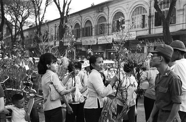 Hình ảnh một góc chợ hoa ngàyTết Sài Gòn xưa gợi nhớ trong lòng người Việt nhiều cảm xúc.