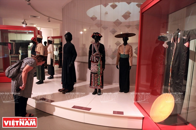 C&aacute;c trang phục d&acirc;n tộc truyền thống của phụ nữ Việt Nam được kh&aacute;ch tham quan đặc biệt quan t&acirc;m.