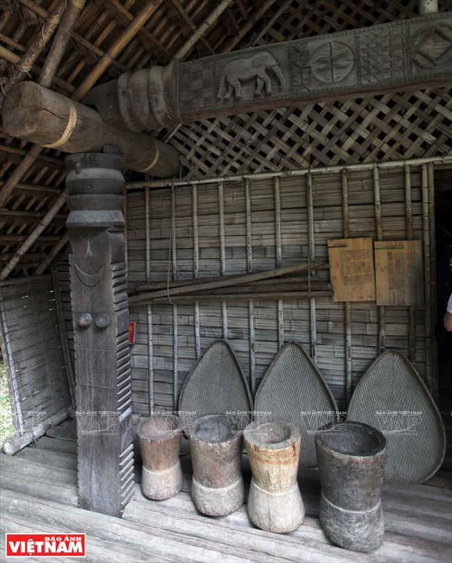 Các dụng cụ nông nghiệp được bày trước cửa nhà dài của người Ê Đê.