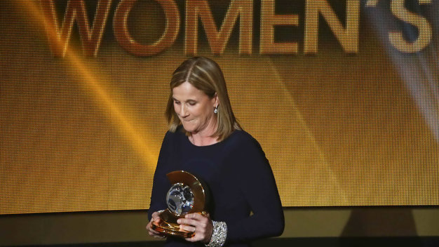 HLV Jill Ellis (tuyển Mỹ) đoạt danh hiệu HLV tuyển nữ xuất sắc nhất năm. Ảnh: Reuters