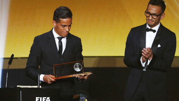 Tiền đạo Wendell Lira (trái) nhận Giải thưởng bàn thắng đẹp nhất năm từ tay cựu tiền vệ Hidetoshi Nakata (Nhật Bản). Ảnh: Reuters